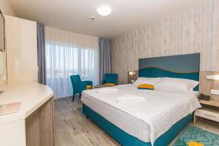 Отель Hotel Riviera Мамая Двухместный номер с 1 кроватью и боковым видом на море-1
